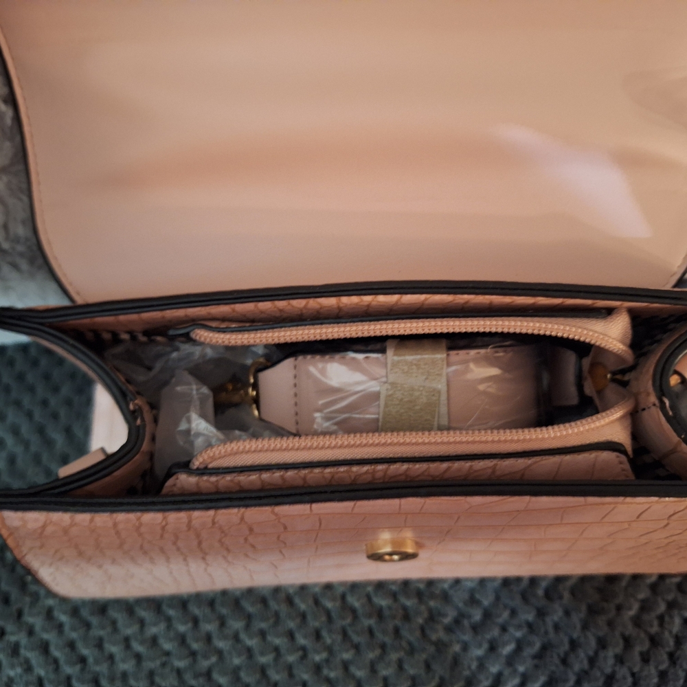 Elegant Pink Crossbody Bag with Structured Design